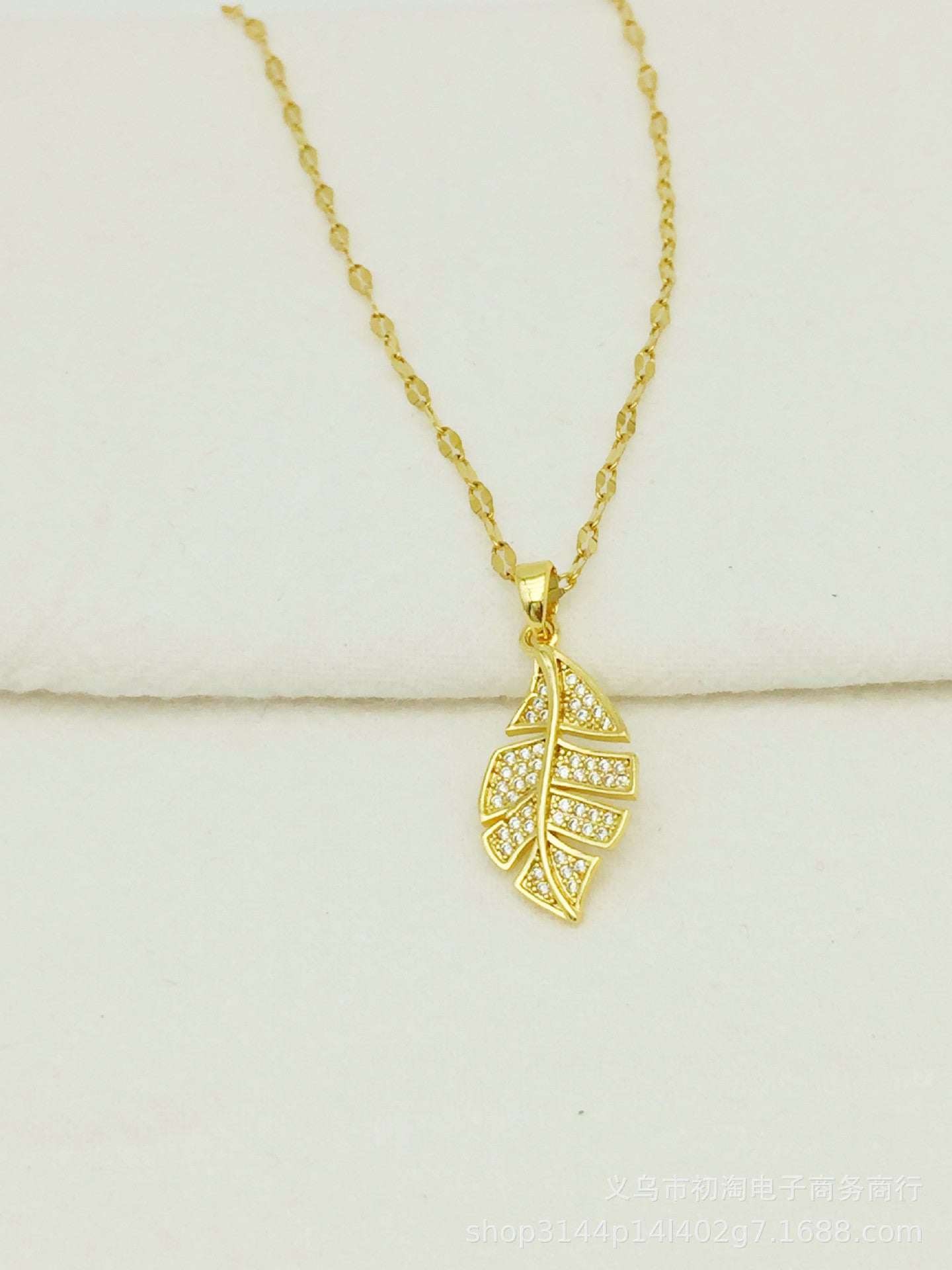 New Style Exquisite Fashion Micro Inlay Full Diamond Leaf Zhiqiu Leaf Pendant Titanium Steel Clavicle Chain Jewelry Wholesale