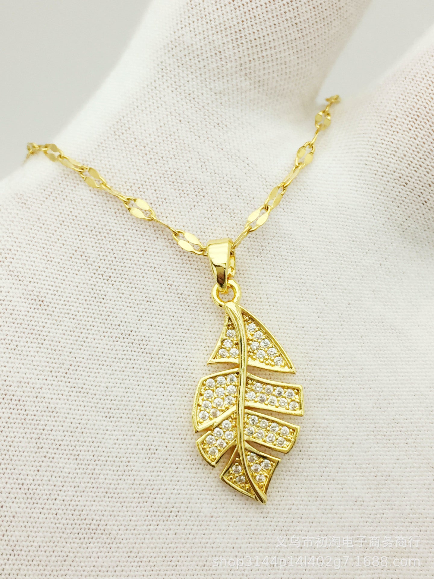 New Style Exquisite Fashion Micro Inlay Full Diamond Leaf Zhiqiu Leaf Pendant Titanium Steel Clavicle Chain Jewelry Wholesale